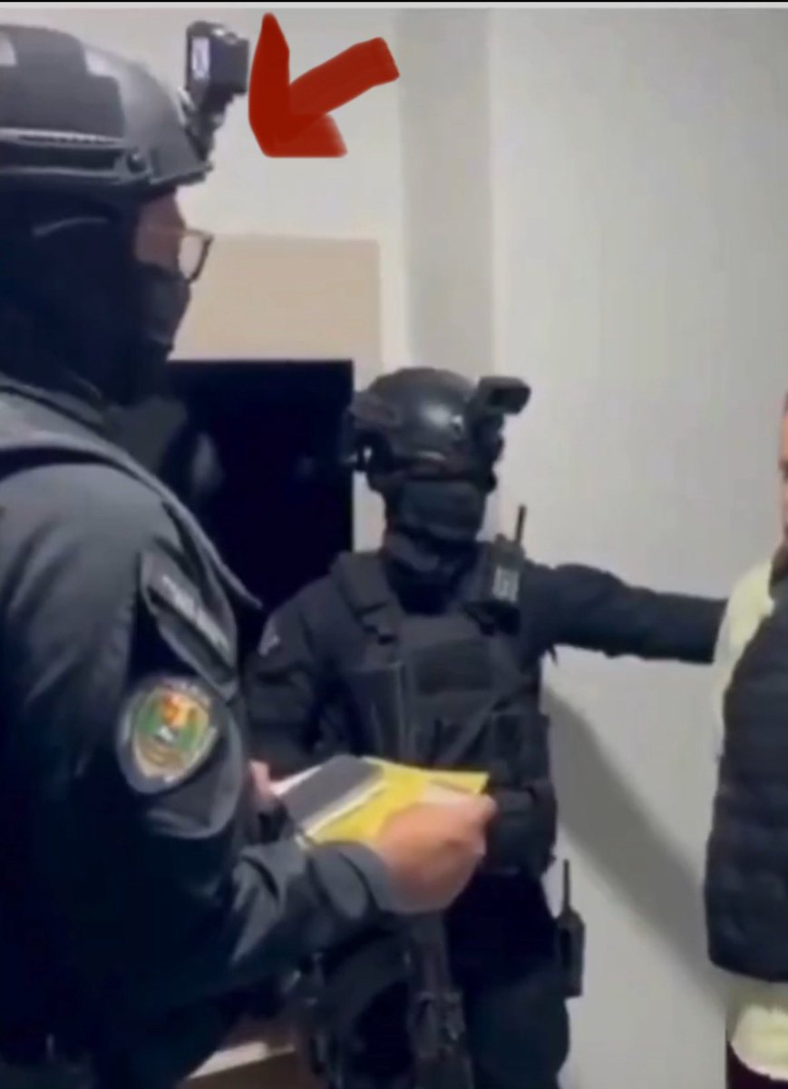 Simonovis's tweet photo. Este esbirro era el jefe de la comisión, Comisario Wladimir. Funcionario del SEBIN en comisión en la PNB, Jefe de operaciones de la DIP, División de Investigaciones Penales. https://t.co/c3FQWiapSu