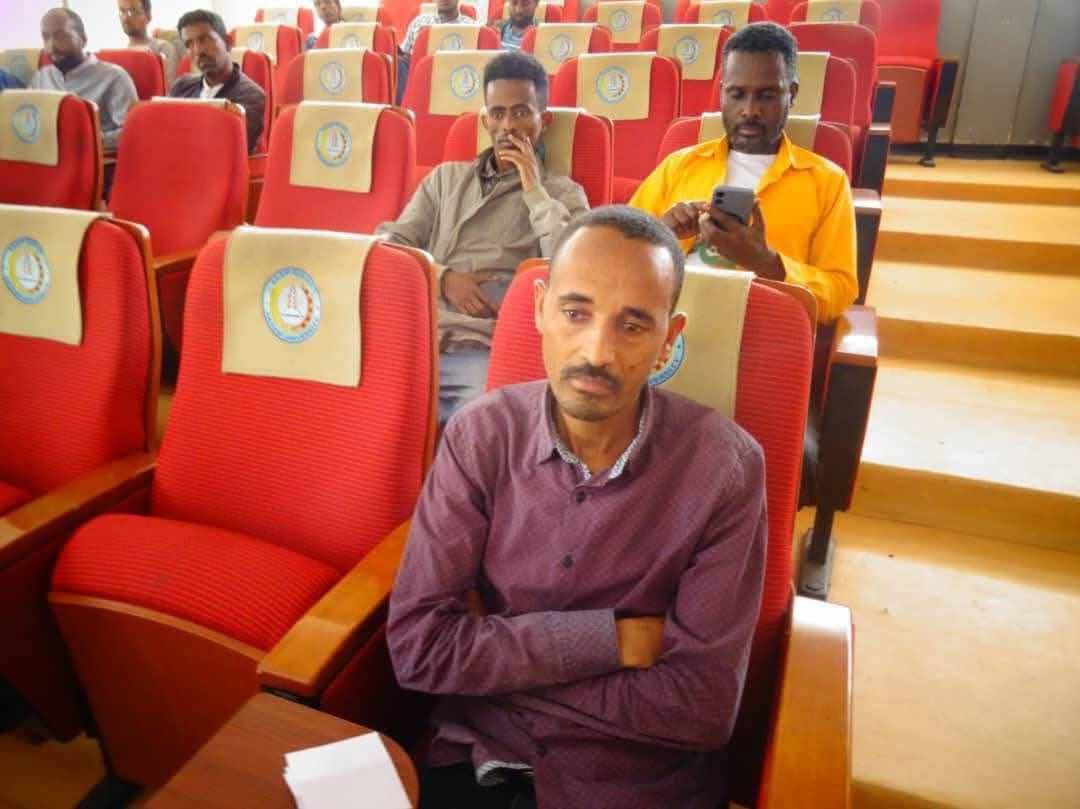 Jawar_Mohammed's tweet photo. “ጀዋር ስሜ ላንተ ይሁን። በአክሱም ዩኒበርሲቲ ተጠባባቂ ፕሮፌሰር ነኝ። ደመወዜ በየወሩ በ23 እንደ ገባች ወደ ኣዲሱ ወር ሳትገባ በዛው ወር በ26/27 ታልቃለች። ይህ ማለት በተሰጠችኝ በሶስት ወይም አራት ቀናት!!

ስለዚ በኑሮ ውድነት የተማረረ የዩኒቨርስቲው መምህር ሰልፍ ለመውጣት በሚዘ��ጅበት ወቅት ዛሬ ጠልፎን ውለዋል። ስጋቱም መምህር እንደ ሃኪም ጥያቄውን ተቀናጅቶ ይጠይቃል ብሎ የብልፅግና ደሴት በመስጋቱ ነው። ዛሬ ይህ ማፍያ በአገሪቱ ያሉ ዩኒቨርስቲዎችን ሰነድ ልኮ እንድንወያይ አድርጓል።

በዩኒቨርስቲያችን ያሉ አመራሮችም ስታፍ ማየት እንደ ጦር ስለሚያስፈራቸው ተጨንቀው በማይታይ ቦታ ትላንት ማታ ስብሰባ እንዳለ ለጥፈው 80 ሰው በምትዪዝ ሚጢጥየ ክፍል ሰው እንዲመጣ በማድረግ ፕረዚደንቱ የአልቃቸው ትዕዛዝ ሁኖባቸው እያንቀጠቀጡ ሰነዱን ለ40 ሰው የማይሞላ መምህር አንብበው ውልቅ ብለው ወጥተዋል።

መምህራንም በቅርብ ጊዜ የስራ ማቆም አድማ ከዛ ቀጥለን ሰለማዊ ሰልፍ ለማድረግ ዝግጅት ላይ እንገኛለ��። ስለዚ አንተ የድሆች አባት የፍትሃ ጠበቃ ነህና የአገሪቱ ጭቁን የመንግስት ሰራ���ኞች በአጠቃላይ  መምህራንን በተለይ ድምፅ ሁነን። እንድንገናኝ እርዳን። ወዳጅህ!!”