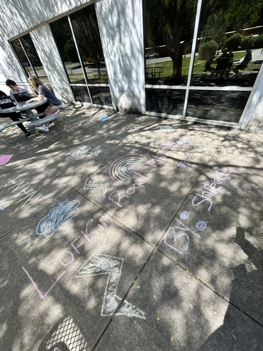 MsStoneELA's tweet photo. Took advantage of the sunshine and brought class outside today ☀️ Nothing like discussing dystopian futures with birds chirping in the background! #ELA https://t.co/KmZZyHXggq