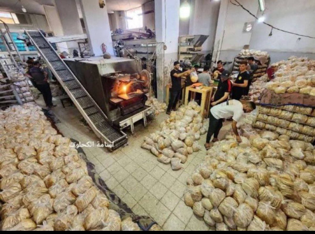 “No flour in Gaza” 
A bakery in Gaza today. 👇🏽