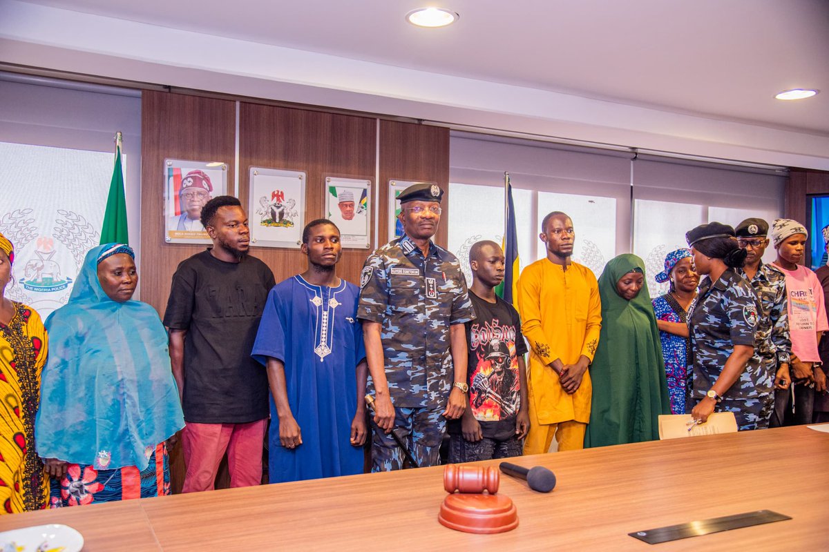 PRESS RELEASE
IGP PRESENTS INSURANCE CHEQUES TO FAMILIES OF FALLEN OFFICERS…..

PLEDGES REAFFIRMATION TO HONOURING LEGACIES OF FALLEN OFFICERS

In a continued effort to enhance the welfare of police personnel and their families, the Inspector-General of Police, IGP Kayode Adeolu