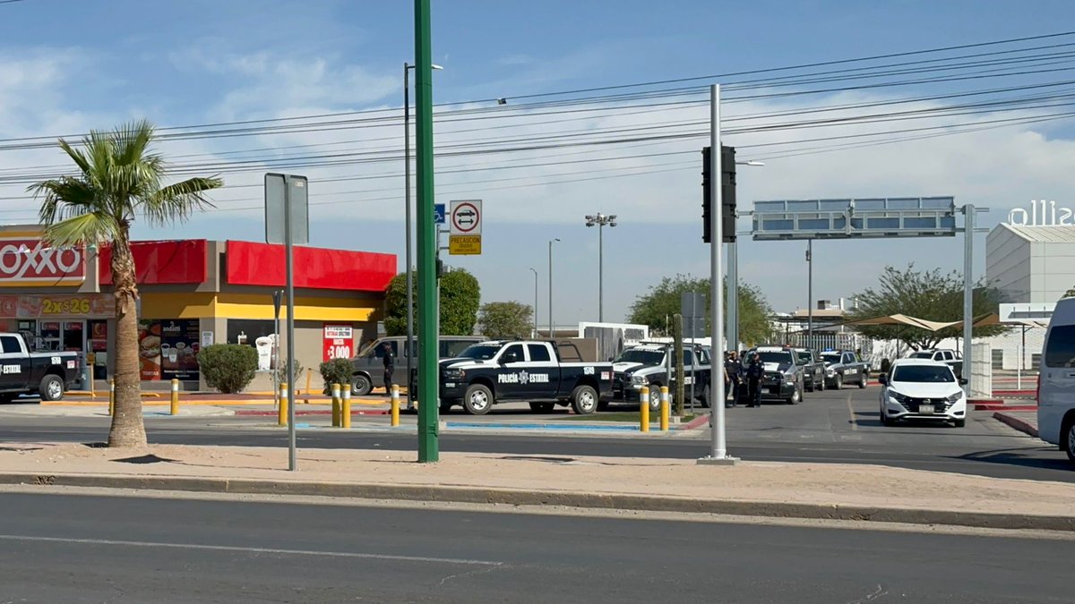 InfoSon1's tweet photo. 📍Maestros protestan en el aeropuerto de Hermosillo contra la #LeyISSSTE
🚔 @PespSonora resguarda accesos; no hubo bloqueos.
🗣️ “Queremos diálogo con la presidenta”, señala Ramsés Valenzuela.
📍Movilizaciones simultáneas en 9 municipios.
#Sonora #Educación #ProtestaMagisterial #ISSSTE
Lee más en: https://t.co/Mx0lbH2Den