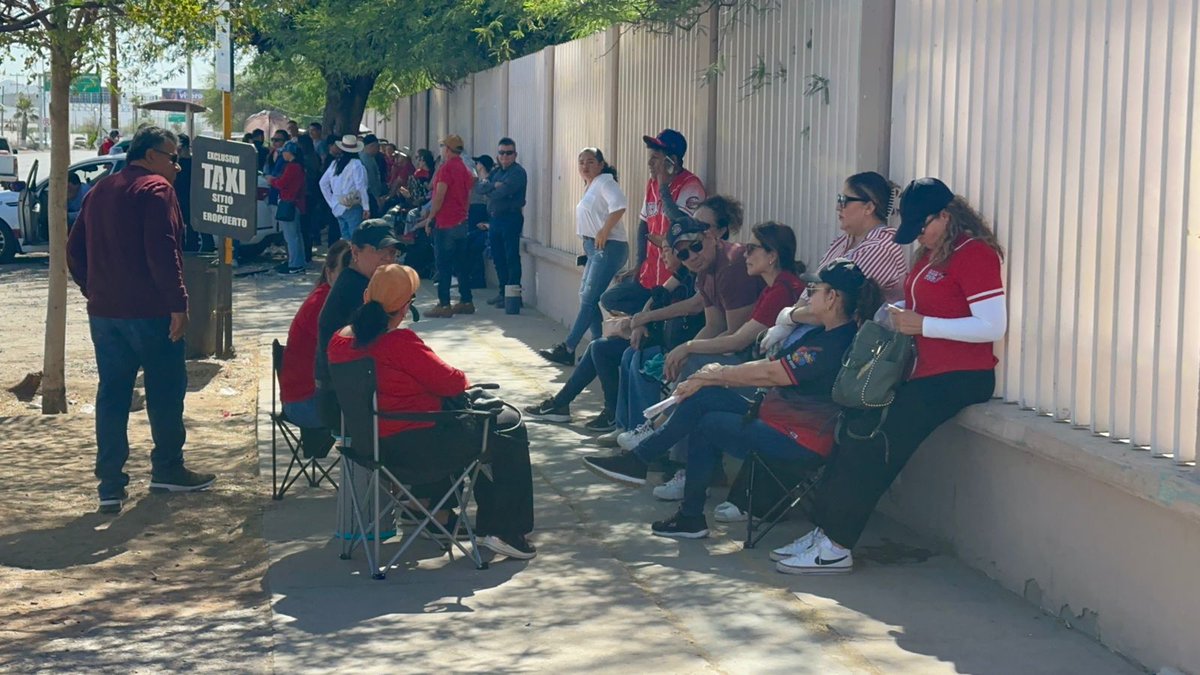 InfoSon1's tweet photo. 📍Maestros protestan en el aeropuerto de Hermosillo contra la #LeyISSSTE
🚔 @PespSonora resguarda accesos; no hubo bloqueos.
🗣️ “Queremos diálogo con la presidenta”, señala Ramsés Valenzuela.
📍Movilizaciones simultáneas en 9 municipios.
#Sonora #Educación #ProtestaMagisterial #ISSSTE
Lee más en: https://t.co/Mx0lbH2Den