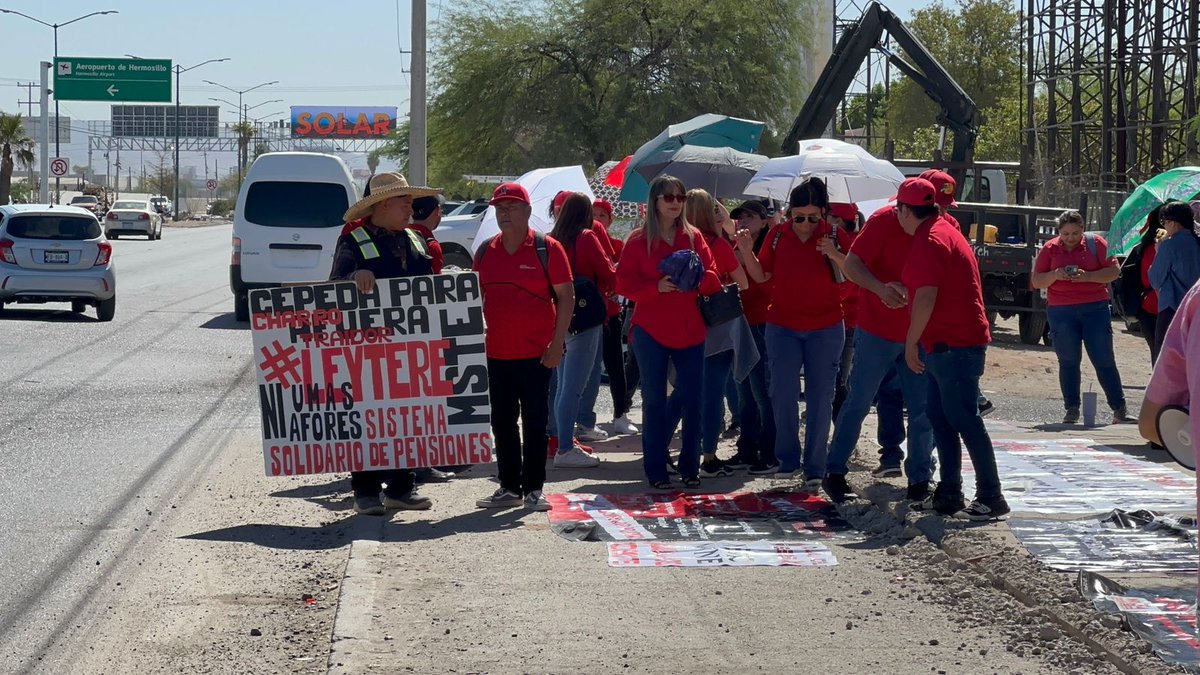 InfoSon1's tweet photo. 📍Maestros protestan en el aeropuerto de Hermosillo contra la #LeyISSSTE
🚔 @PespSonora resguarda accesos; no hubo bloqueos.
🗣️ “Queremos diálogo con la presidenta”, señala Ramsés Valenzuela.
📍Movilizaciones simultáneas en 9 municipios.
#Sonora #Educación #ProtestaMagisterial #ISSSTE
Lee más en: https://t.co/Mx0lbH2Den