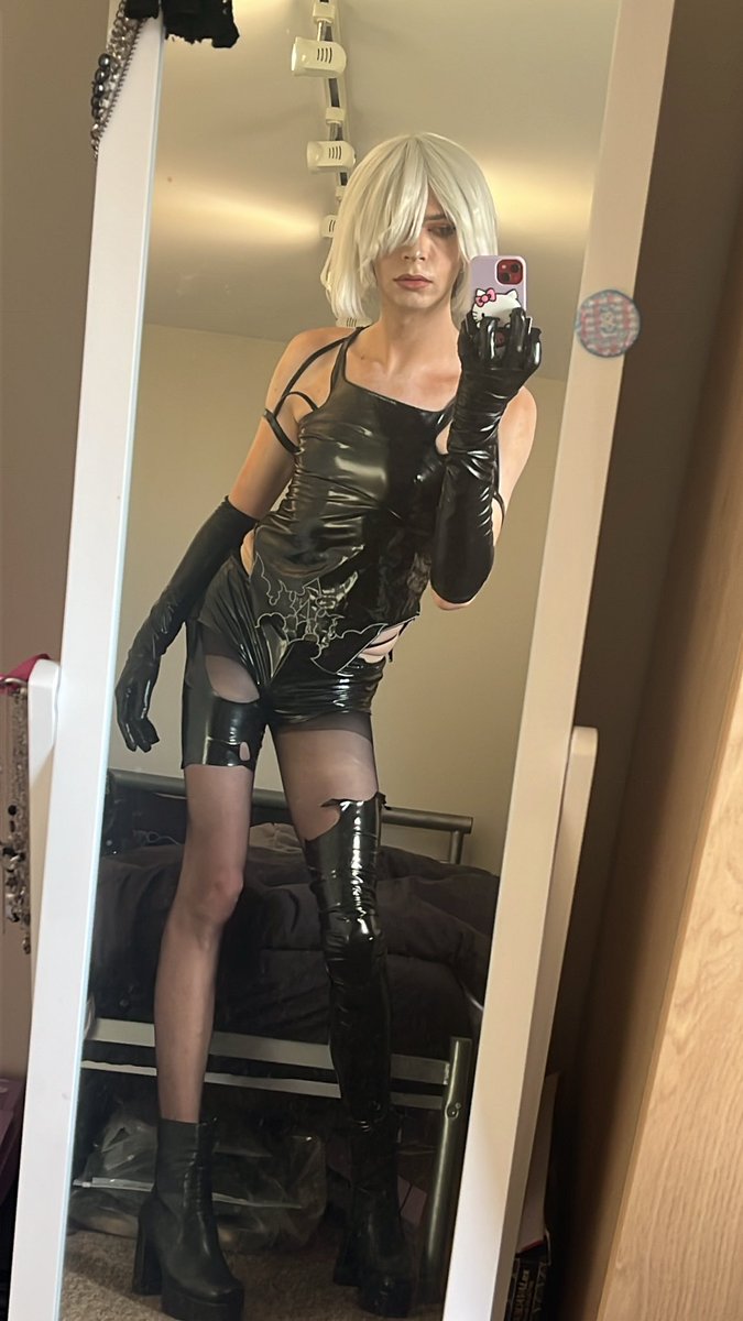 CoieCaitlyn's tweet photo. Holy shit is that A2? :0 #NieRAutomata #A2NieR #Cosplay #Trans https://t.co/flAWk3ripR