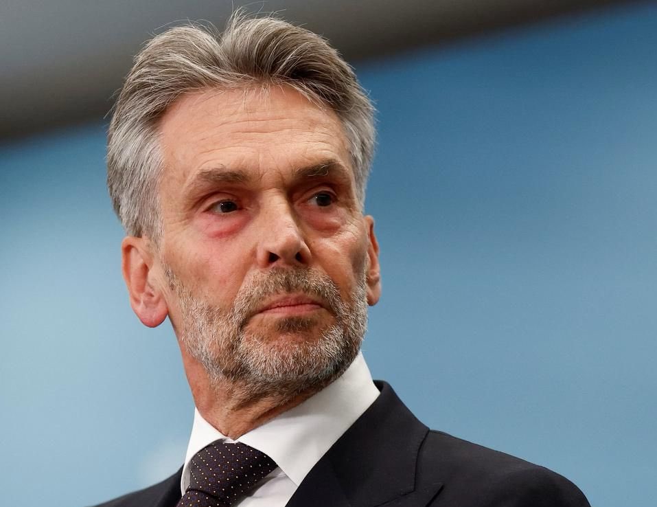 Okay <a href="/MinPres/">Dick Schoof</a> ik heb net de persconferentie gekeken, maar ik hoor bar weinig over dingen die mij als Nederlandse belastingbetaler aan het hart gaan. Migratie, huisvesting, energieprijzen, inflatie. Wanneer krijgt de Nederlander weer de volledige aandacht?