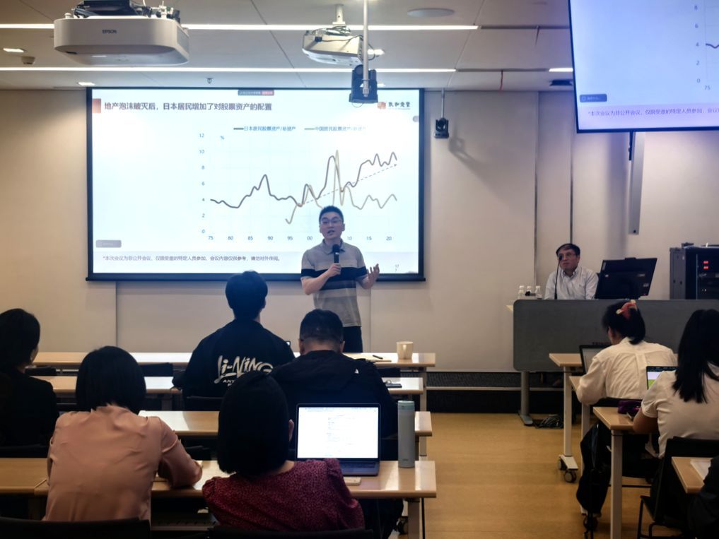 Tsinghua_Uni's tweet photo. Highly rated for its relevance &amp; depth, #TsinghuaRen sharpen their market lens through the “Fixed Income, Currencies and Commodities” course💹. From strategies &amp; #macro trends to asset class analysis, #NextGen decode signals &amp; lead in a fast-evolving #financial world. #StudyAtTHU https://t.co/OEvobbNosE