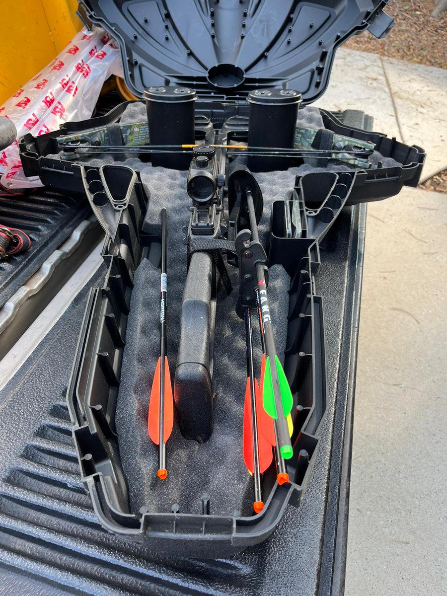 Isabe11a_Grace's tweet image. Some gifts don’t need a long explanation—one photo says it all. My uncle’s hunting gear is officially in action. Nothing beats the joy of seeing a gift so perfectly matched 🎯🦌
#HuntingVibes #GiftGameStrong #OutdoorLife #ActionReady #UncleApproved #WildernessGear #NextLevelGift