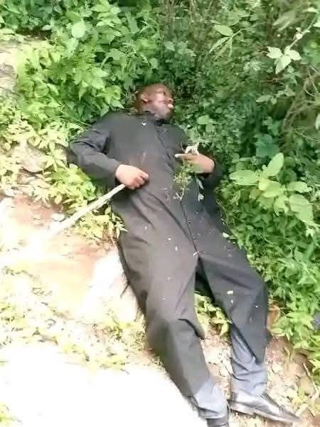 Pildorasdefe's tweet photo. Padre Alois Cheruiyot Bett fue asesinado ayer por la mañana (22 de mayo, 2025) en Kenia, mientras se encontraba en misión pastoral. Falleció con su sotana negra y báculo pastoral en la mano

Sirvió como sacerdote por 4 años.

Oren por su eterno descanso
Nos veremos en el Cielo. https://t.co/pgDUpFM2g2