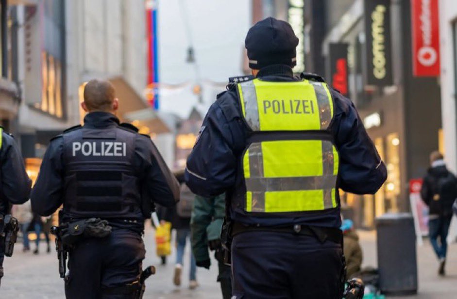 danilerer's tweet photo. Al menos 12 personas fueron apuñaladas en una estación de tren en Hamburgo, Alemania, en un presunto atentado terrorista. 

6 de las víctimas presentan heridas graves, 3 de ellas en estado crítico. https://t.co/cpHDXIbCVB