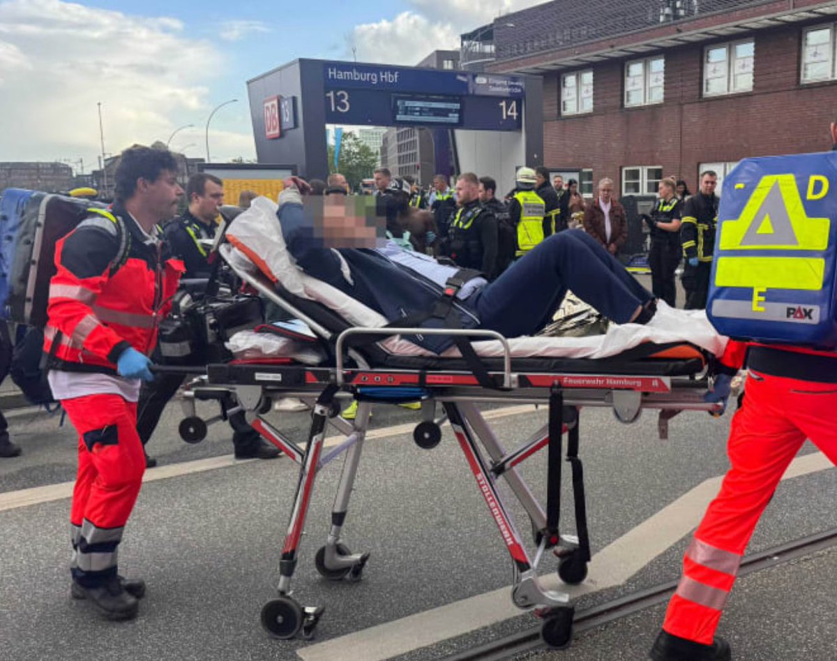 danilerer's tweet photo. Al menos 12 personas fueron apuñaladas en una estación de tren en Hamburgo, Alemania, en un presunto atentado terrorista. 

6 de las víctimas presentan heridas graves, 3 de ellas en estado crítico. https://t.co/cpHDXIbCVB