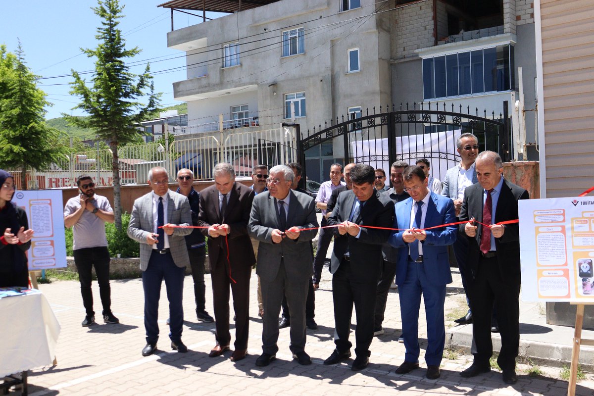 ValideMtal's tweet photo. Okulumuzda Tübitak 4006 bilim fuarı sergisi gerçekleştirildi. Emeği geçen Danışman öğretmenlere ve öğrencilerimize teşekkür ediyoruz https://t.co/VvITfGIoby