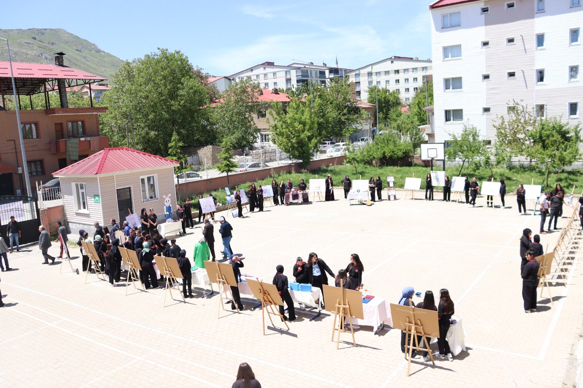 ValideMtal's tweet photo. Okulumuzda Tübitak 4006 bilim fuarı sergisi gerçekleştirildi. Emeği geçen Danışman öğretmenlere ve öğrencilerimize teşekkür ediyoruz https://t.co/VvITfGIoby