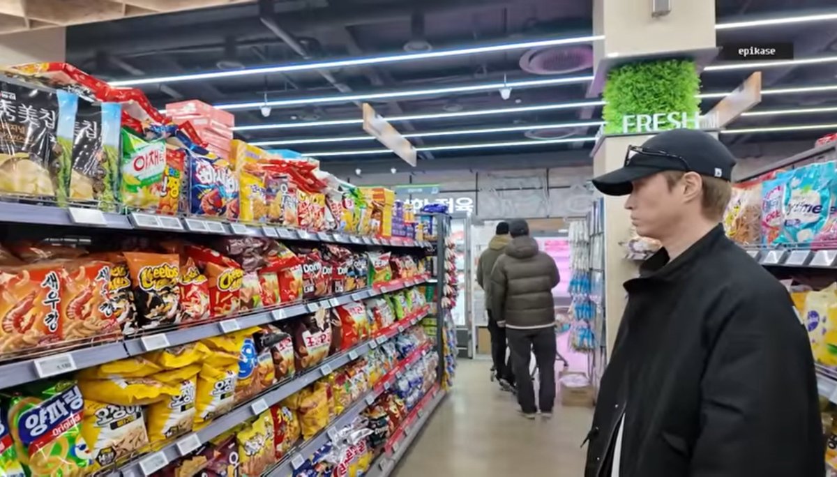 martian2oooon's tweet image. Sometimes I feel like Tablo staring out into space in the chips aisle with fool by Epik High ft Bumkey playing in the background.