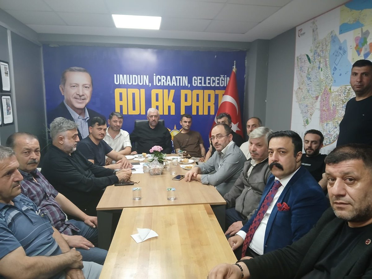 AkPartiGngren's tweet photo. Mareşal Çakmak Mahalle başkanı 
Kadir ÖZDEN başkanlığında teşkilat mensuplarımızın katılımı ile haftalık mahalle toplantımızı gerçekleştirdik

@abdullahozdemir 
@dvrnyalcinkaya https://t.co/IBsT72eaxT
