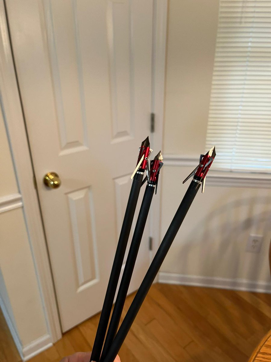 Isabe11a_Grace's tweet image. Some gifts don’t need a long explanation—one photo says it all. My uncle’s hunting gear is officially in action. Nothing beats the joy of seeing a gift so perfectly matched 🎯🦌
#HuntingVibes #GiftGameStrong #OutdoorLife #ActionReady #UncleApproved #WildernessGear #NextLevelGift