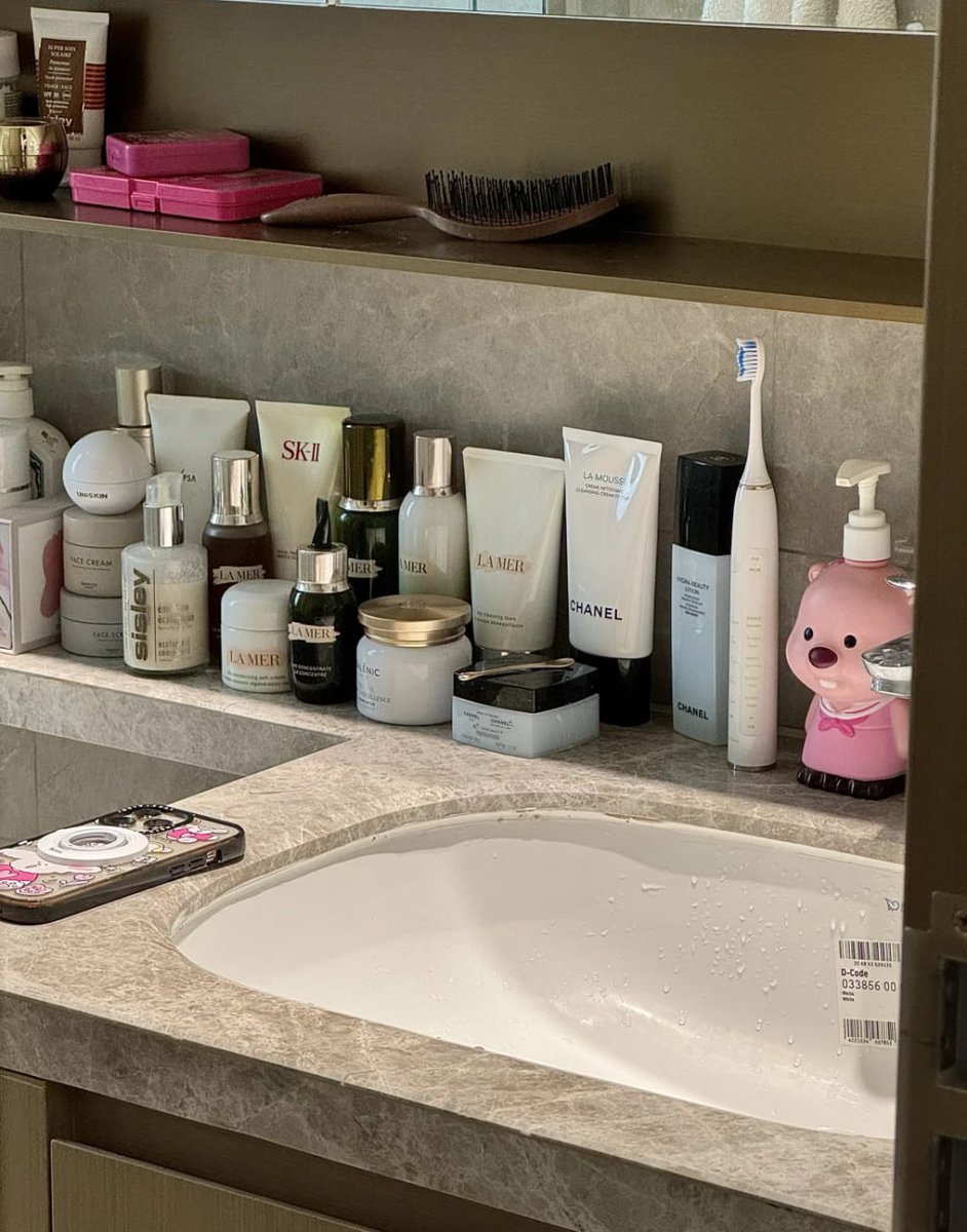 SultanAngger's tweet image. 🧺✨A small but complete bathroom skincare corner for those who live alone🧴