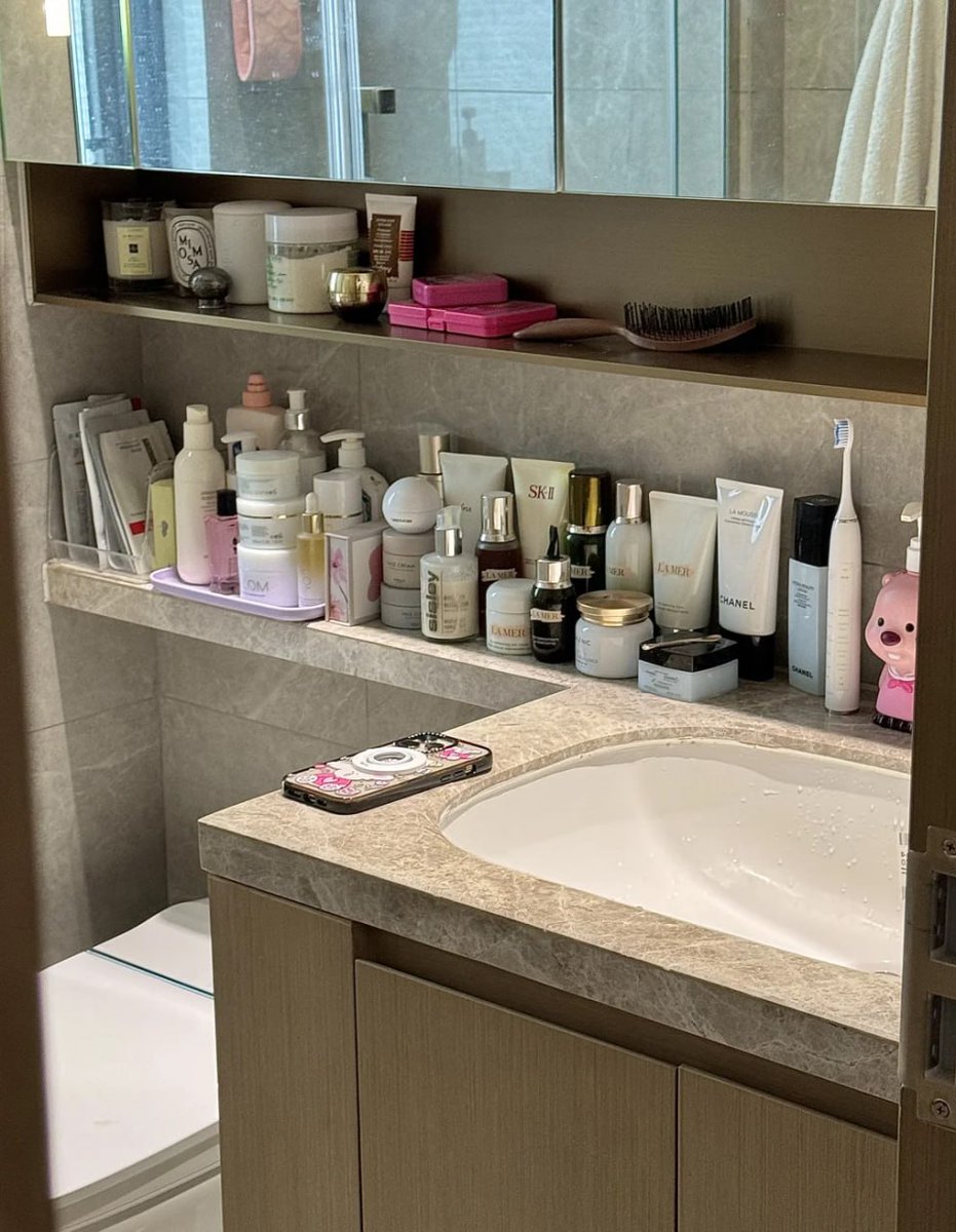 SultanAngger's tweet image. 🧺✨A small but complete bathroom skincare corner for those who live alone🧴