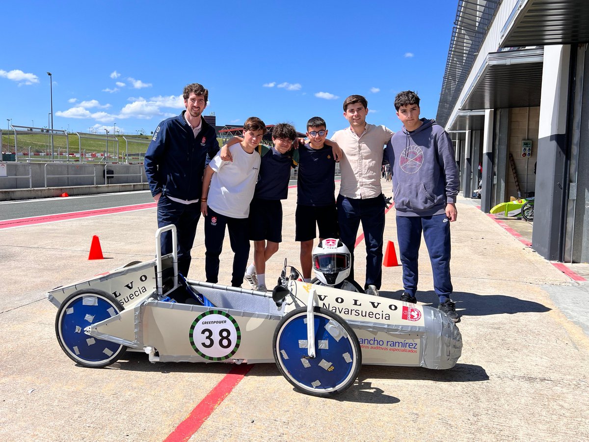 Nuestro equipo Greenpower  compitió recientemente  en  Navarra Circuit Heat en el Circuito de Navarra de Los Arcos. Este curso, el proyecto ha salido adelante gracias  al apoyo de los patrocinadores Volvo Navarsuecia, Centro Auditivo Sancho Ramírez, Autocares Artieda y TECNUN.