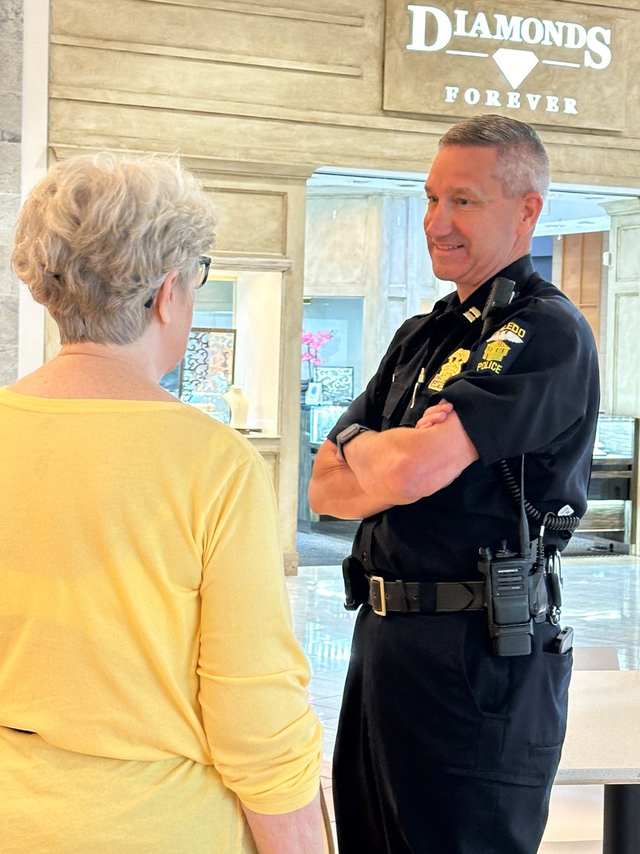 Toledo_PD's tweet photo. Thanks to everyone who came out to Coffee with Cops today—great conversations and community connections. Big shoutout to the Dunkin’ staff for the warm welcome and great coffee! ☕️👏 #CoffeeWithCops #ToledoPolice #CommunityFirst #Dunkin #Toledo #FranklinParkMall https://t.co/g4AiAkVGJ2