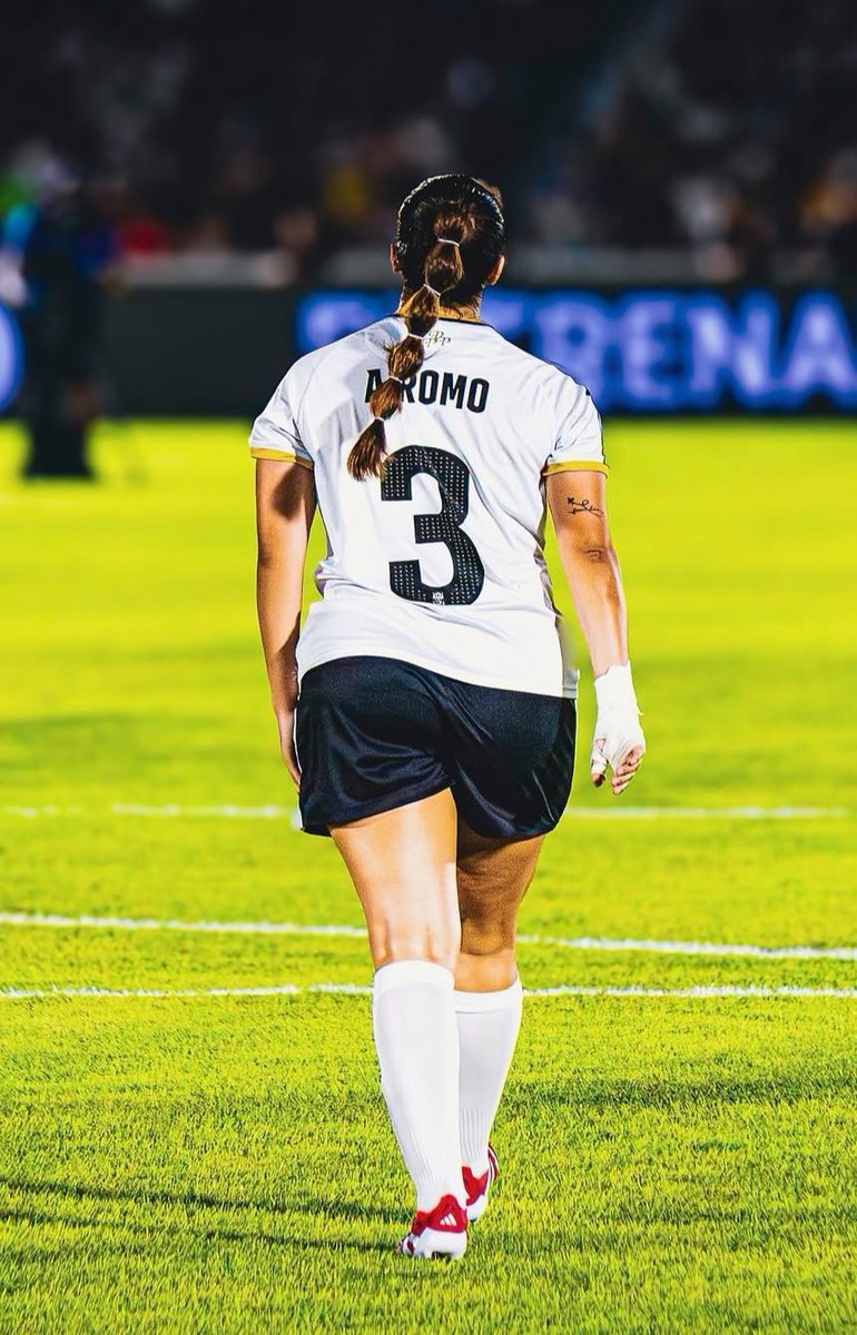 SammyMX98's tweet photo. ANTONELA ROMOLEROUX 👑🇪🇨

La káiser de este equipo y la mejor defensa central de la liga. Venía ya de ser campeona, pero ni mucho menos satisfecha con eso, sus ganas de ganar con este equipo le pedían más. Hoy ya es Bicampeona de la Queens League 🏆🏆 ¡Felicidades Anto! 🤍🐣 https://t.co/z4O2jqIEKQ