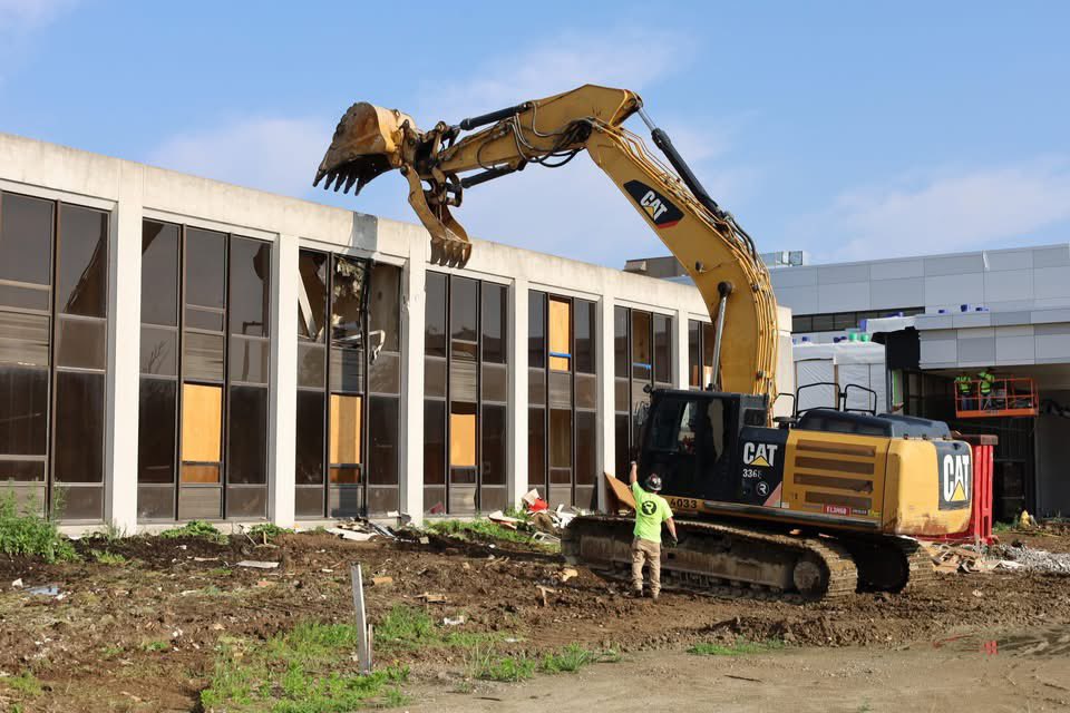 IndianaLawEnfo1's tweet image. PROGRESS… The new dorm is almost complete and the old dorm started coming down last week.  Four classrooms and a defensive tactics gym will replace the North section of the building.  For 50+ years the old dorm housed new officers in training. ⌛️
#underconstruction #demolition