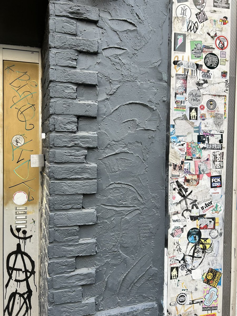 gas0linr's tweet image. Ab 01.06 geht&apos;s los. Klingel ist auch endlich montiert 🔥#Musikschule #PunksNotDead

Bin mal gespannt, ob&apos;s auch SchülerInnen unter 18 gibt, deren Eltern mit dem Ghetto-Standort fein sind 🫣