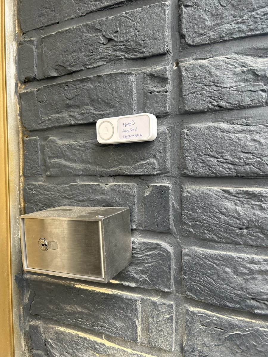 gas0linr's tweet image. Ab 01.06 geht&apos;s los. Klingel ist auch endlich montiert 🔥#Musikschule #PunksNotDead

Bin mal gespannt, ob&apos;s auch SchülerInnen unter 18 gibt, deren Eltern mit dem Ghetto-Standort fein sind 🫣