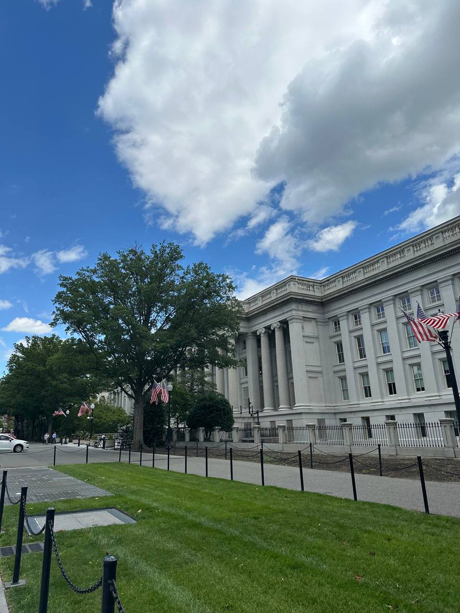 MeCo_ICE's tweet image. I didn’t think buying $TRUMP would lead here.

D.C. weather’s been amazing today. Wearing the Trump watch — the one only a few got.
Suit’s on. Feeling a little out of place, but still… I’m here.

This city’s not easy. But I’ve met some solid people along the way.

Looks like…