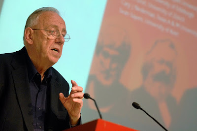 A los 96 años murió Alasdair MacIntyre, un filósofo escocés que vivió buena parte de su vida en Estados Unidos. Vale la pena recordar algunas de sus ideas:
El individuo moderno es un ‘burocrático emotivista’. Reacciona moralmente según sentimientos, pero carece de fundamentos