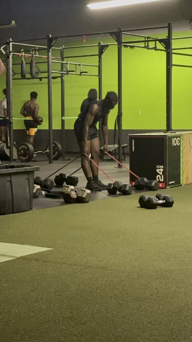 AJDickey850's tweet image. First offseason workout, preparing for my Junior year with my trainer.💪🏾🏈🍢 @MrTNT21