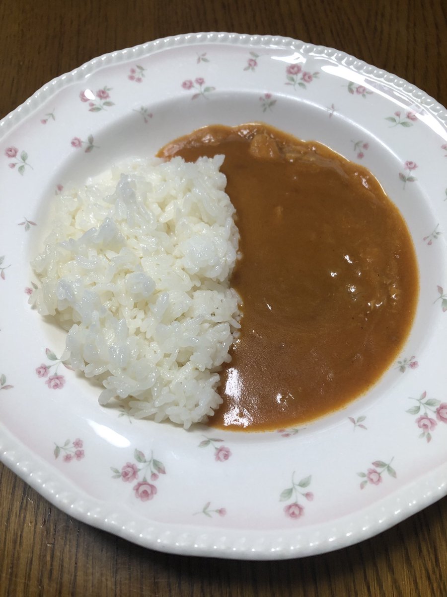 CurryMorimori's tweet image. #レトルトカレー
#バターチキンカレー
#MYSiZE
#大塚食品
#20250524朝食

チキンはパケ写以上に小さい。そして硬くパサパサ。カレーソースは安価なのにそれなりのバターチキンカレーらしい味にはなっている。容量も少ないため、カロリーを控えたいがカレーを食べたい方のみが食べるかも？という感じ。