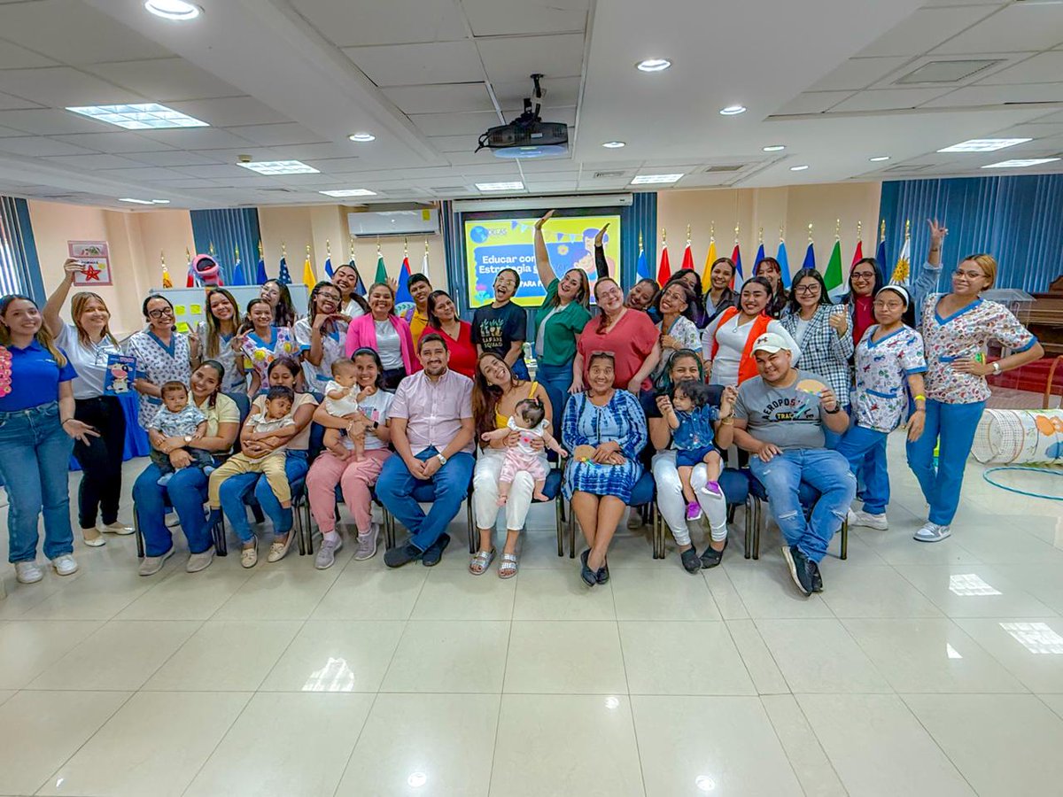 Estudiantes de la Licenciatura en Estimulación Temprana y Orientación Familiar ponen en práctica sus conocimientos, contribuyendo activamente a la formación de padres y madres sobre la importancia de una adecuada estimulación en la primera infancia.

Comprometidos con el