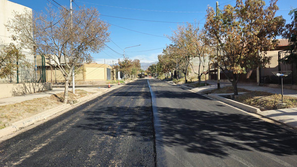 #ObrasPúblicas 🚧 ¡Seguimos transformando Las Heras con el Plan de Concreto Asfáltico 2025!

En solo un año, ya hemos asfaltado más de 500.000 m² en calles de todo el departamento, mejorando la calidad de vida de miles de vecinos.

Hoy recorrí la calle Nelson Mandela, donde