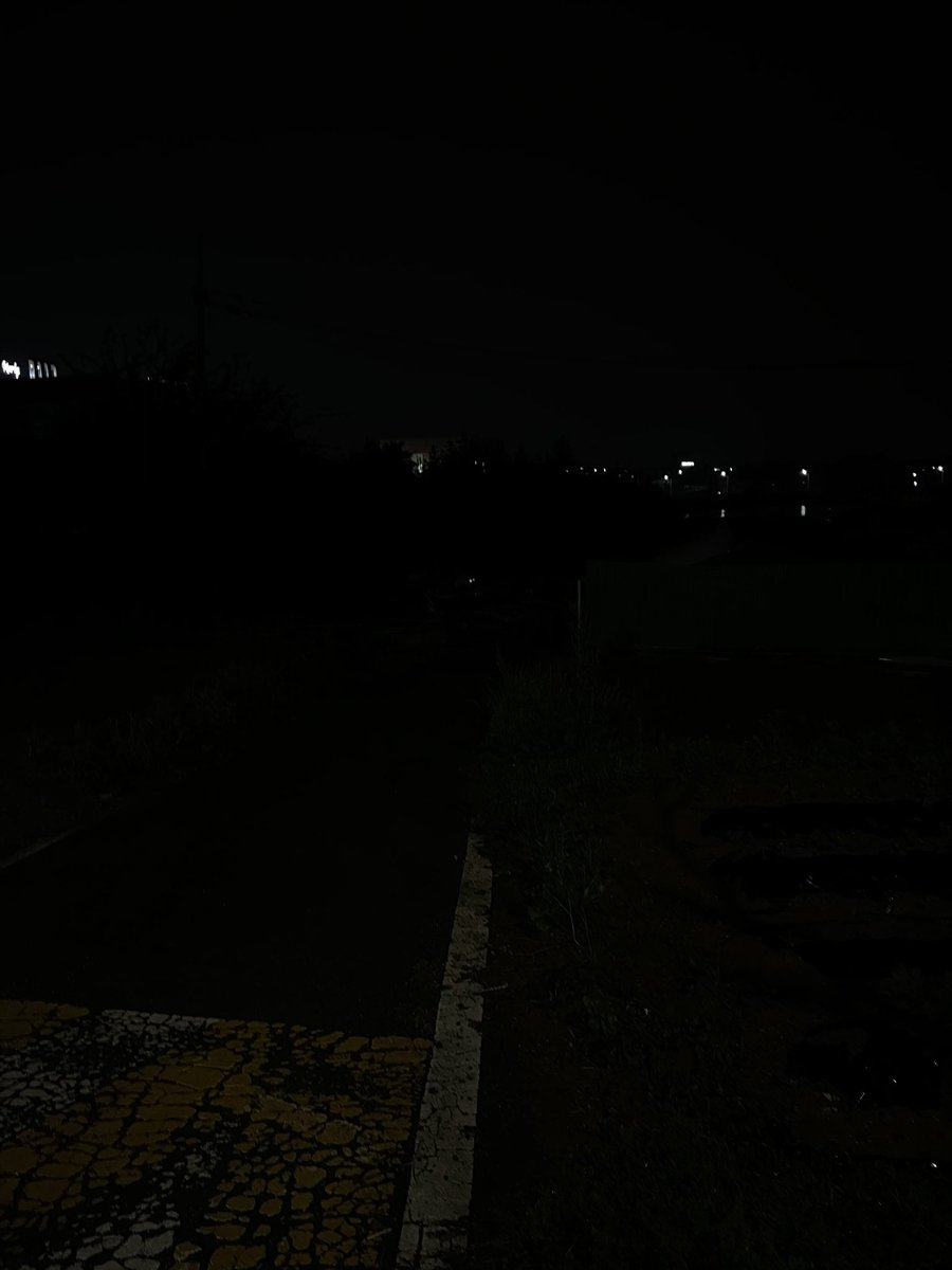 어제 알바 끝나고 셔틀도 놓치고 막차도 놓치고
길에 가로등도 없고 
돌아갈 수가 없어서 엉엉ꃼ.̫ꃼ울엇어요
택시 겨우 잡고 피시방에서 잠 잣내요
근데 이따 또 다시 일하러 와야돼요
웃음도 안나옴