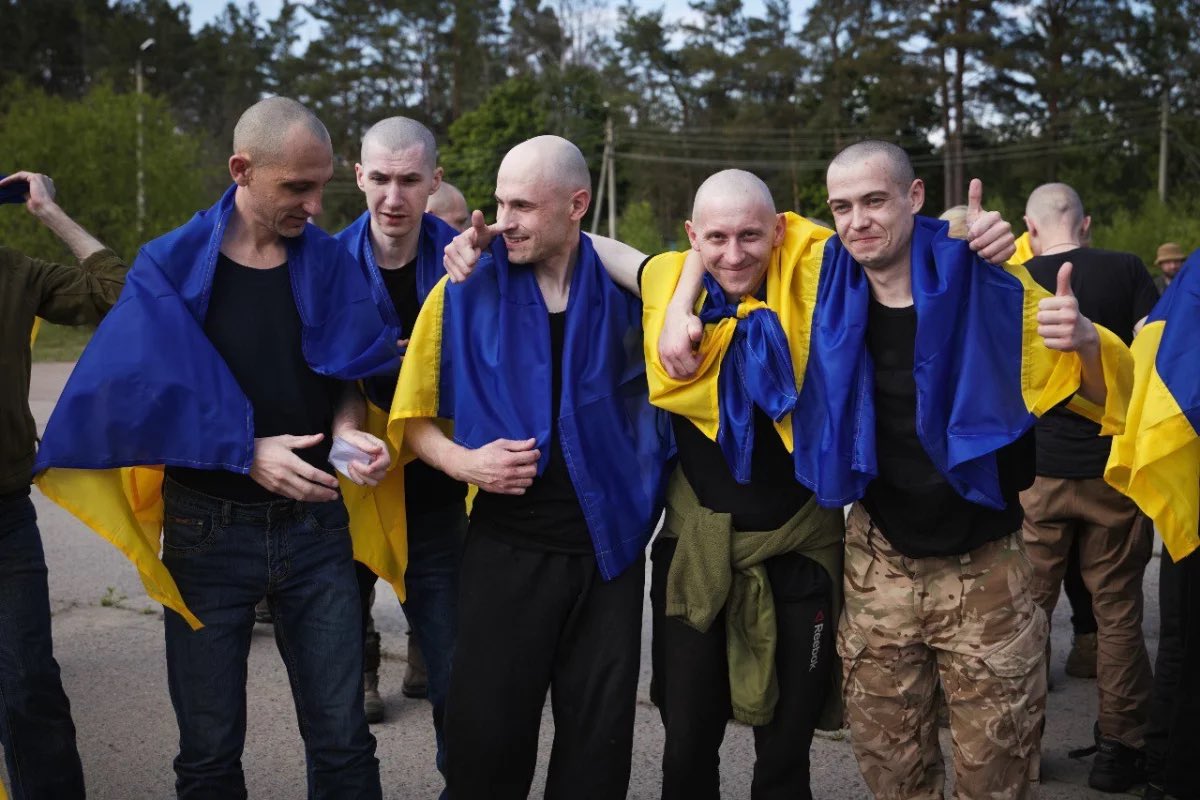 “Join us, and we’ll march on Europe together.”

That’s the offer russians are making to Ukrainian prisoners of war.

Last week, Ukraine and russia conducted a 1,000-for-1,000 POW exchange. Upon returning home, Ukrainian defenders began sharing their harrowing experiences.

1/n