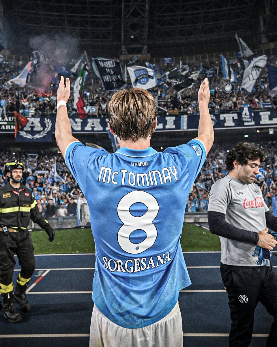 Meskipun keadaan klubnya sedang tidak karuan, Manchester United ini sebenarnya punya produk akademi yang bagus. Contohnya adalah Scott McTominay ini. Baru semusim keluar dari Premier League, langsung juara Serie A bersama Napoli.

Sekaligus menjadi pemain terbaik Serie A