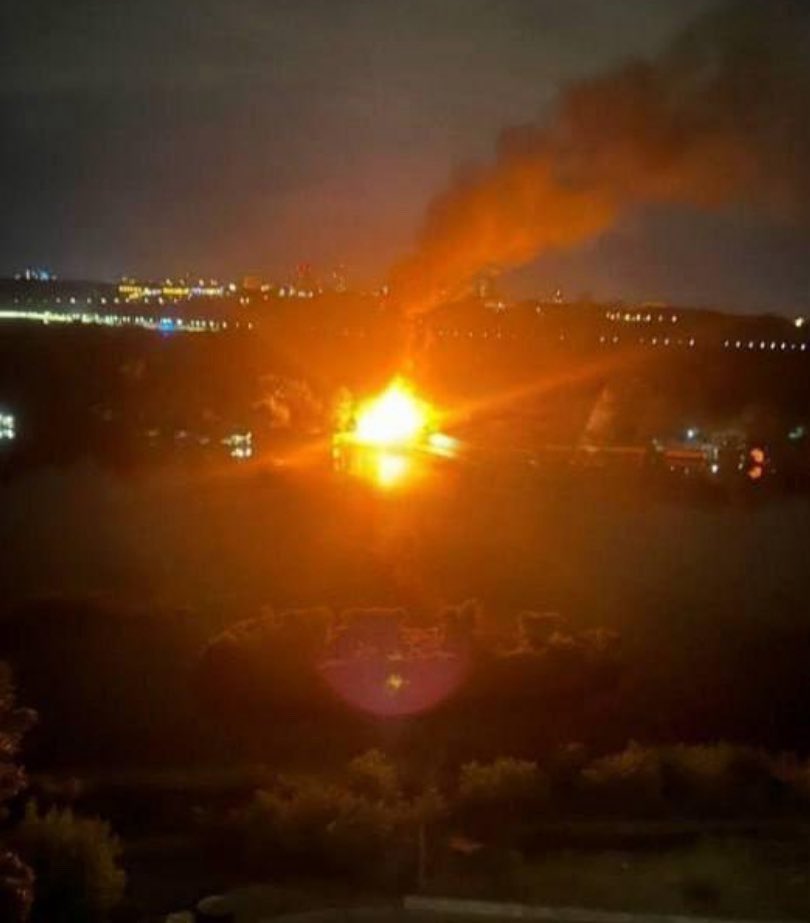 GlushkoDenys's tweet image. 🤬 After a series of drone and missile strikes, fires broke out in different parts of Kyiv.
There are now 3 kamikaze drones flying in the sky over the Ukraine’s capital, and about 15 more in the suburbs.
