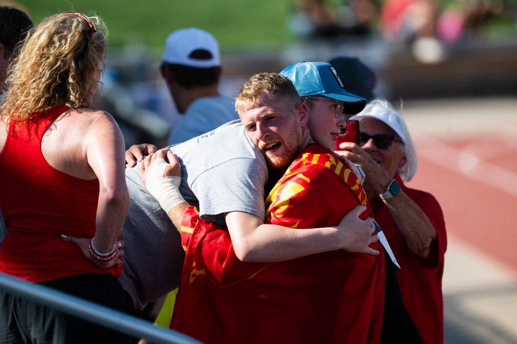 Our guy left it all out there.

And he gets to call himself BACK-TO-BACK NATIONAL CHAMP 🦍💪