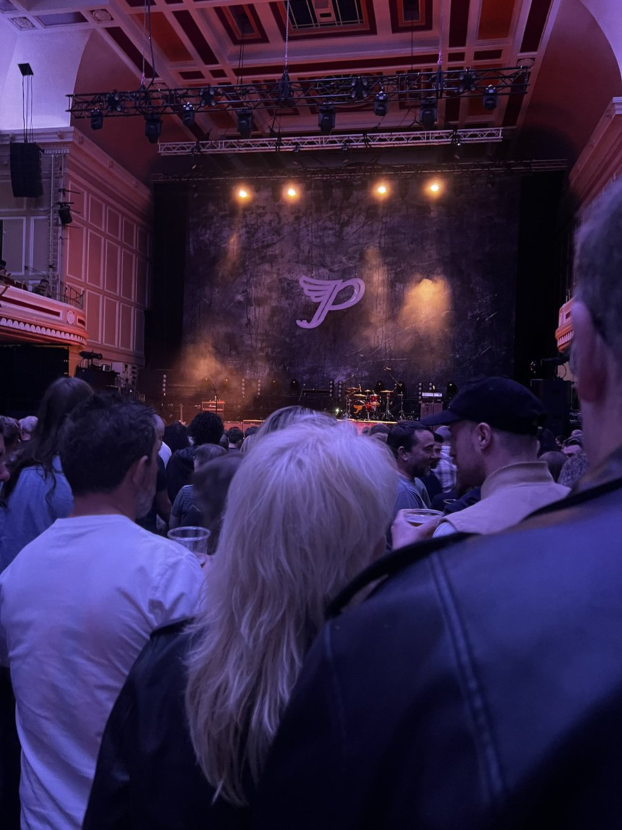 guys why is natalie scatorccio stood in-front of me for pixies concert????!!!!