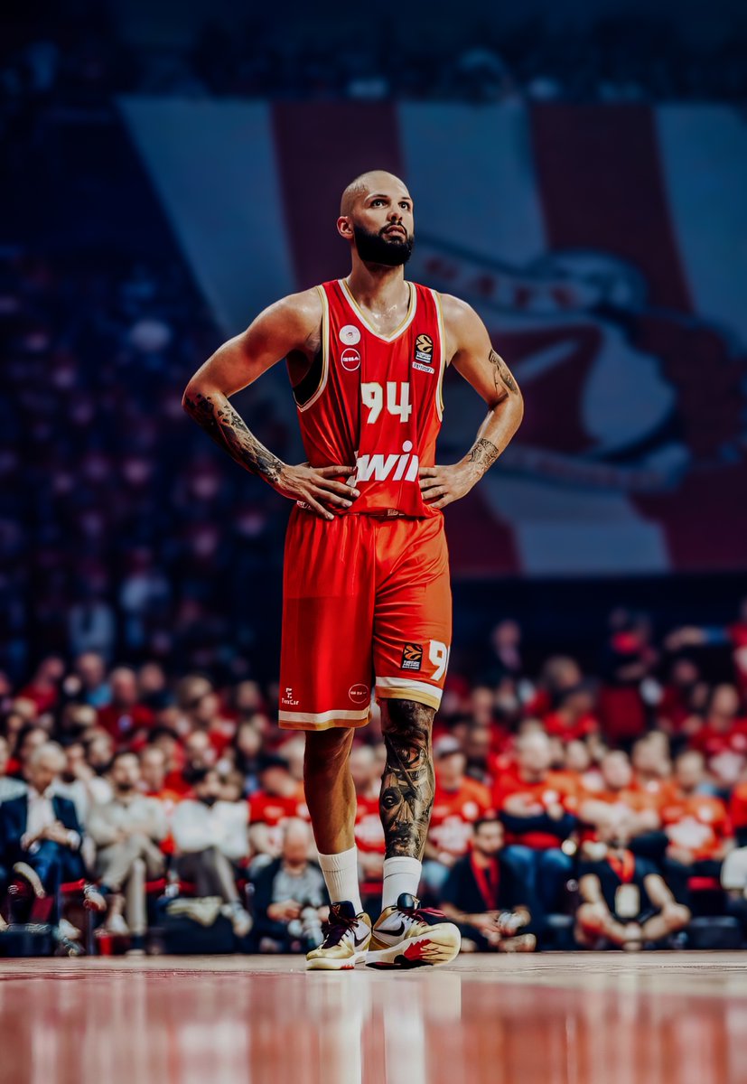 Βλέπεις μπασκετ 8 μηνες. Όλα τα media, τις συνεντεύξεις, τα commercial, τις παρακαμερες όλα. Χαλάς τα λεφτα σου επειδή γουστάρεις να βλέπεις αυτη την ομαδα από κοντά. Την ακολουθείς παντου και την βλέπεις όπου και να είσαι

Όσο άδειος και να ειμαι πονάει ρε γαμώτο. Πονάει πολύ.