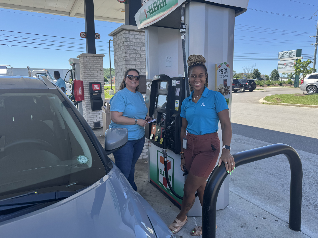 This week, our Acts of Brightness team hit the streets of Smyrna, TN surprising residents at local grocery stores and gas stations by covering their purchases. 💙✨
Keep an eye out for our team in bright blue shirts…💫 #RedstoneActsofBrightness #redstonefcu #Smyrn