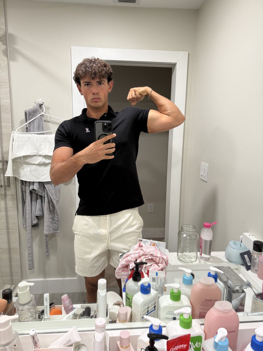 in this chicks bathroom getting ready to pregame tonight’s grad party that you’re funding, taxes are due $laves 🤑 

take pleasure in gooning at home alone over your teen God 🤣