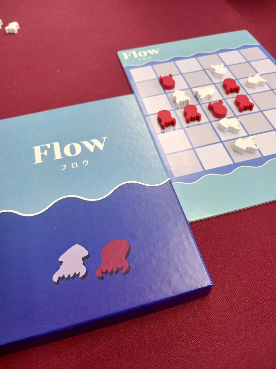 【ゲムマ2025春戦利品】ボードゲームサークルDICE「Flow（フロウ）」。中身は変則四目並べであり、駒に向きがあって移動するのが特色。昨年のゲムマで試遊したけど既に売り切れており、今回無事に購入することができた。分かりやすい簡単ルールで楽しめる。