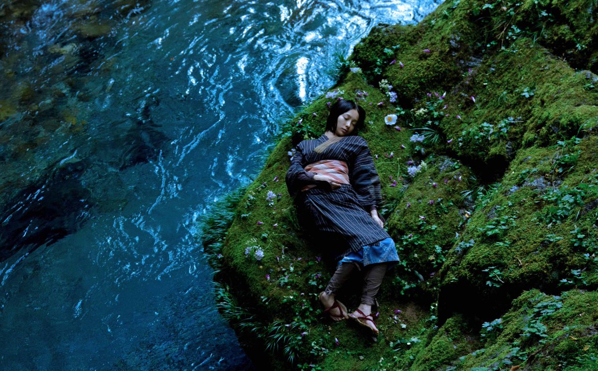 映画｢光る川｣を観た。紙芝居から劇中劇の悲恋の前半から、後半は一転ホラー仕立てに。
山の神に対する畏怖や生き方の違う人々への差別が、深い山と川の景色に溶け込む。
小生今は沖縄にいるが、18歳まで映画の舞台となった長良川育ちなので、明るい海よりも神や生命が渦巻く暗い山川の方が好きだな😚