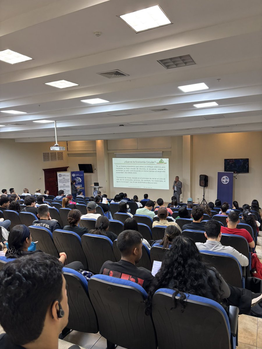 Impulsando un Panamá más verde y consciente✅🇵🇦estudiantes y docentes de la Universidad Latina participaron en un espacio de diálogo sobre economía circular, dirigido por el ingeniero Abdiel Gaitán que recitó este tema en representación de la Cámara Panameña de la construcción.
