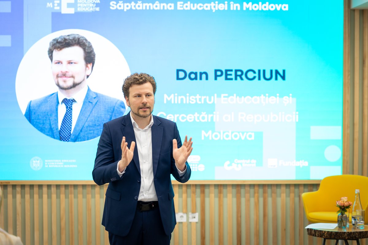 UNFPAMoldova's tweet image. 🎯 Non-formal education on the agenda at #EducationWeek Moldova!
Youth workers from Youth Centers &amp;amp; NGOs joined a @UNFPAMoldova workshop to explore: ✨ interactive methods; 📱 tech tools for youth work; 📊 latest trends in non-formal learning. 
@SwissDevCoop