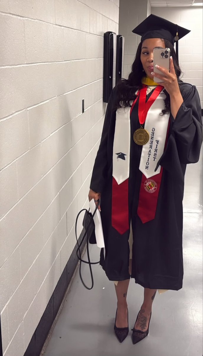 Major congratulations to Brinae Alexander, who graduated with her MASTERS Degree in Product Management today‼️‼️‼️

#faMily❤️🐢 #ScholarsAndBallers📚🏀
