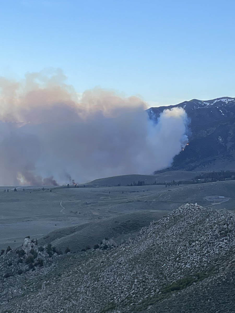 monocotourism's tweet photo. #InnFire Update: US 395 is closed between Lee Vining & Mono City. Expected to stay closed into the weekend. Detours: SR 167, NV 208, US 6, Benton Crossing, US 120 E. Businesses OPEN. Minimal smoke outside fire area. Thank you, first responders. @Caltrans9 @CALFIRE @MonoSheriff https://t.co/Wsrtc51Z0d