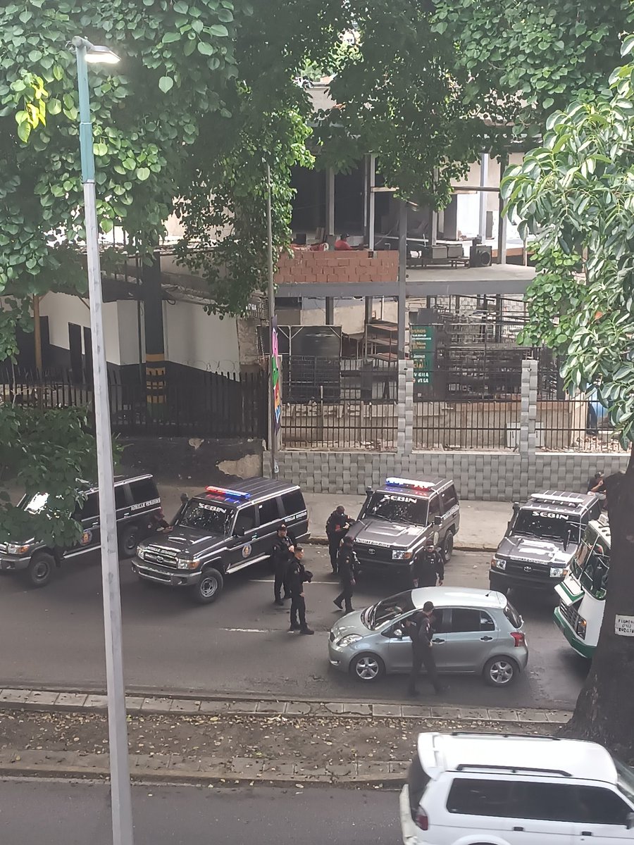 cnpven's tweet photo. A 2 días de la jornada electoral del domingo 25 de mayo, Sebin monta alcabala frente a la sede del Colegio Nacional de Periodistas en la Av. Andrés Bello. https://t.co/ePla8Z2MrL